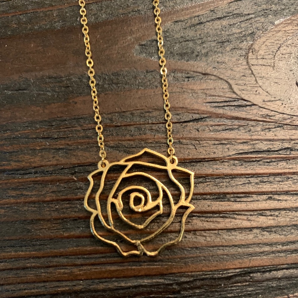 Good Rose Necklace